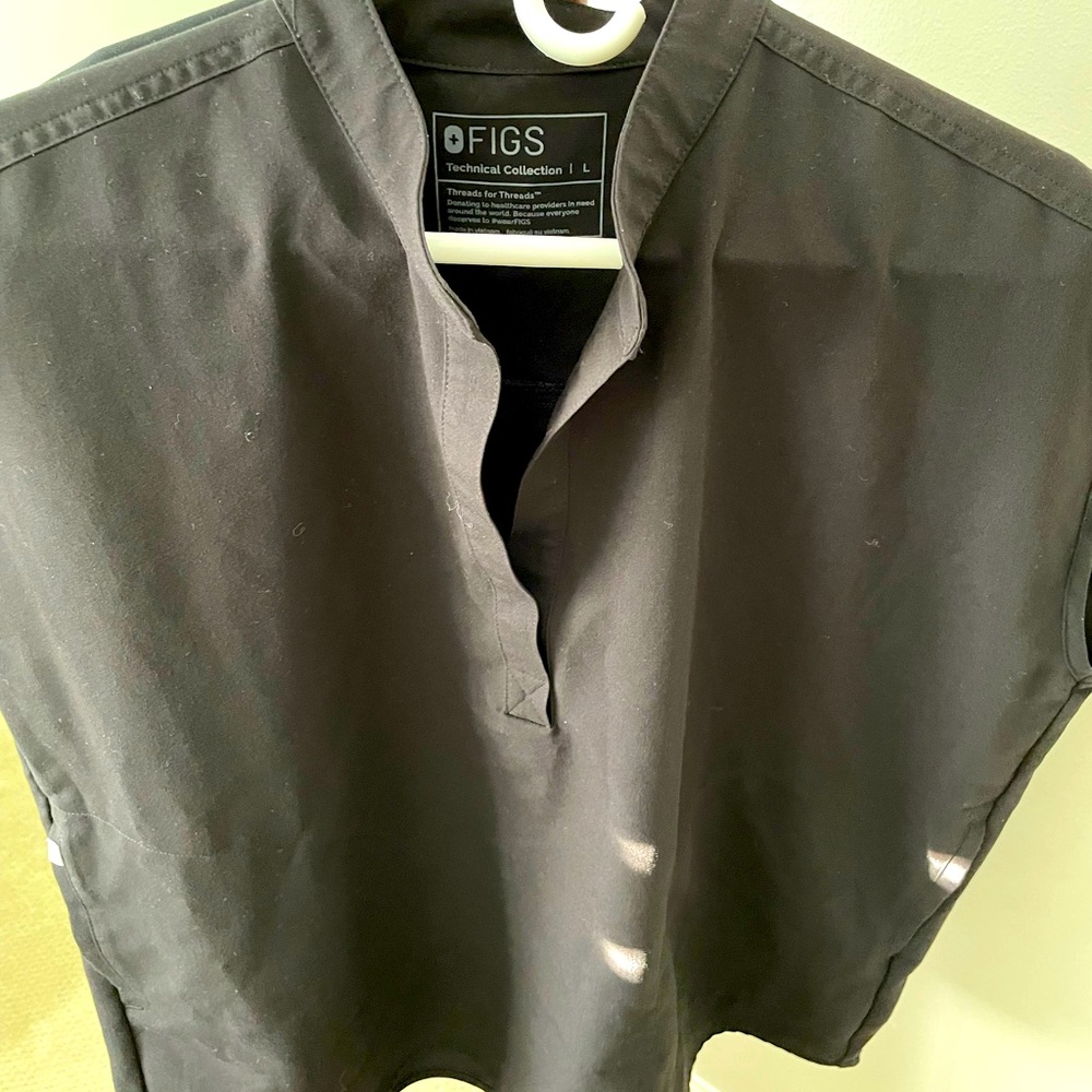 FIGS Rafaela oversized top Black. NWOT. Scrubs
